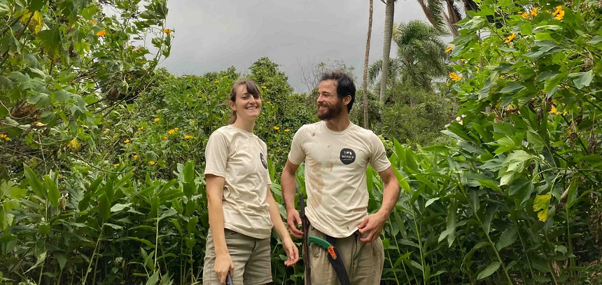 Carlyle e Átila, fundadores da Muvuca Agroflorestal. Ao fundo há diversas plantações